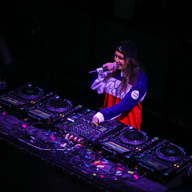 Avi Sic and her creative process in "need no light"